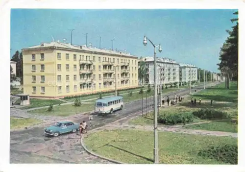 AK / Ansichtskarte Novosibirsk Nowosibirsk RU Morskoy-Prospekt Wohnbloecke Bus Volga-Auto Strasse Stadtbild