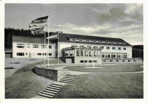 AK / Ansichtskarte Bergneustadt Oberbergischer-Kreis NRW Feuerwehrerholungsheim Hotelgebaeude Fahnen Terrasse Gummersbach Rasenflaeche Funktionalismus