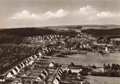 AK / Ansichtskarte Neuhaus Solling Holzminden Weser Niedersachsen Luftaufnahme Hoehenluftkurort Wohnhaeuser Wald Solling Huegel Dachlandschaft