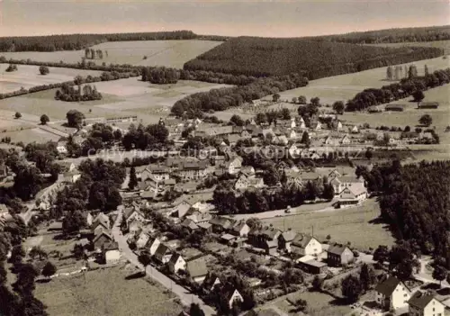 AK / Ansichtskarte Neuhaus Solling Holzminden Weser Niedersachsen Luftaufnahme Hoehenluftkurort Wohnhaeuser Felder Wald Solling Huegel Dachlandschaft