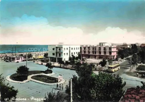 AK / Ansichtskarte RICCIONE RIMINI IT Piazzale Kreisverkehr Bus Strandpromenade Adriatisches-Meer Baeume Hotel Strand