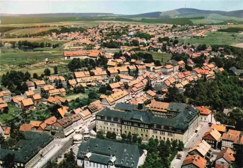 AK / Ansichtskarte Clausthal-Zellerfeld Goslar Niedersachsen Bergstadt Oberharz Luftbild Daecher Altstadt Berge Wald