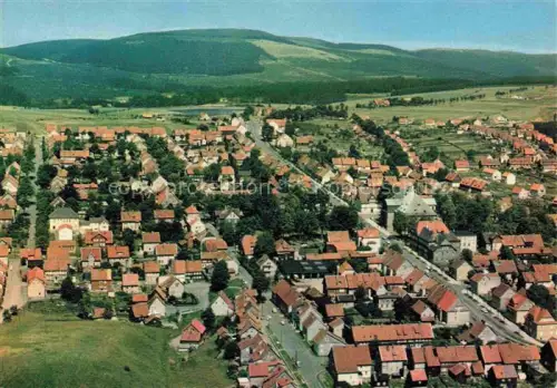AK / Ansichtskarte Clausthal-Zellerfeld Goslar Niedersachsen Oberharz Luftbild Ortschaft Daecher Berge Wald Baeume