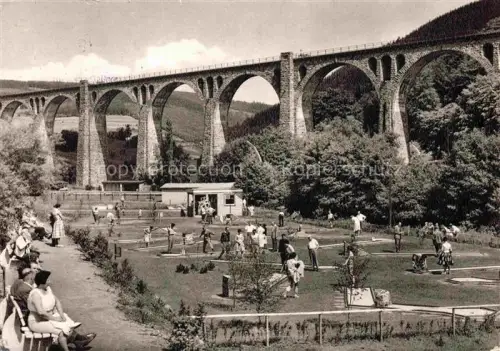 AK / Ansichtskarte Willingen Sauerland Viadukt Kleingolfplatz Eisenbahnbruecke Kurort Wintersportplatz Wald Touristen