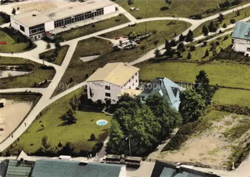 AK / Ansichtskarte Willingen Sauerland Gaestehaus-am-Kurgarten Kurgarten Luftbild Hochsauerland Gebaeude Gruenanlage Pool