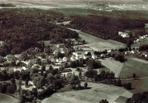 AK / Ansichtskarte Bad Salzhausen Nidda Wetteraukreis Hessen Luftbild Kurort Wald Felder Villen Park