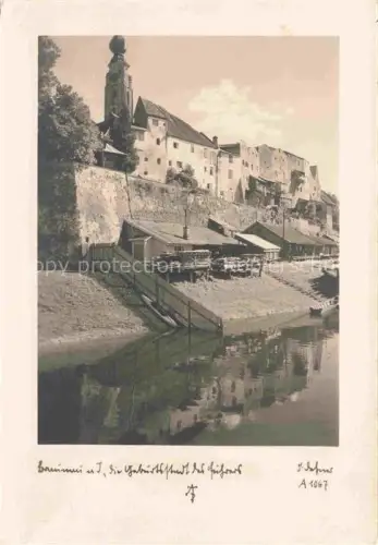 AK / Ansichtskarte Braunau   Inn Oberoesterreich AT Innquai Kirchturm Innufer Bootshaeuser Altstadt Zwiebelturm Fluss