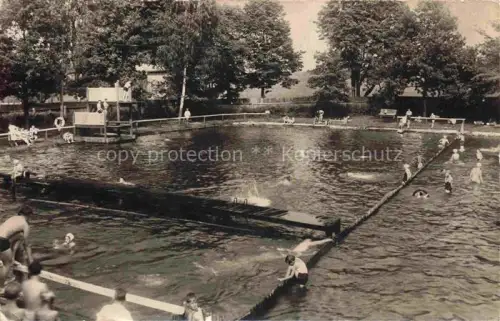 AK / Ansichtskarte Oberherwigsdorf Freibad Schwimmbad Badegaeste Kinder Baeume Sprungturm Oberlausitz