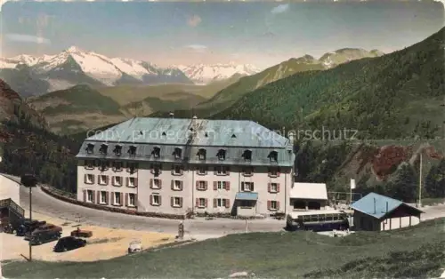 AK / Ansichtskarte Simplon Hospiz Brig VS Hotel-Bellevue Alpes-Bernoises Alpen Bergpanorama Schnee Wald Autos Hotel
