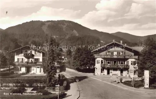 AK / Ansichtskarte BAD WIEssEE Tegernsee Bayern Freihausstrasse Haus-Ursula Tegernsee Bergdorf Villen Berge Strassenszene