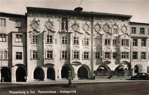 AK / Ansichtskarte Wasserburg am Inn Bayern Patrizierhaus Amtsgericht Arkaden Stuckfassade Barockfassade Brunnen