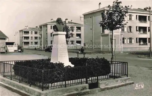 AK / Ansichtskarte Port-Saint-Louis-du-Rhone 13 Monument-Docteur-Paolontonnacci Denkmal Bueste HLM Wohnblock Platz Baeume