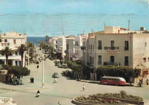 AK / Ansichtskarte SOUssE  Tunesie Avenue-Bourguiba Strassenszene Bus Palmen Meer Passanten Autos Geschaefte