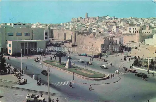 AK / Ansichtskarte SOUssE  Tunesie Place-Farhat-Hached Remparts Medina Kreisverkehr Stadtmauer Altstadt Passanten Autos