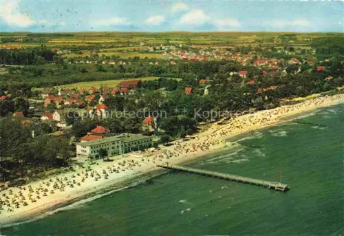 AK / Ansichtskarte Timmendorfer Strand Timmendorferstrand Timmendorf Strand Seebruecke Hotel Strandkoerbe Ostsee Haeuser Luftbild Ostseeheilbad