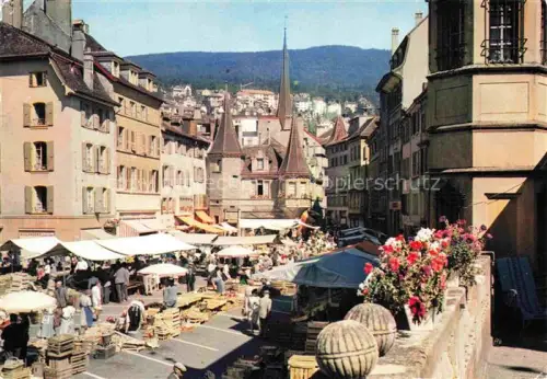 AK / Ansichtskarte Neuenburg  Neuchatel NE Place-des-Halles Maison-des-Halles Wochenmarkt Marktleute Kirchturm Altstadt Blumen