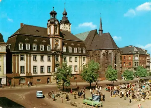 AK / Ansichtskarte Weissenfels Saale Sachsen-Anhalt Karl-Marx-Platz Rathaus Stadtkirche Markt Haendler Passanten Autos