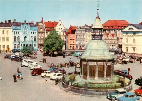 AK / Ansichtskarte WISMAR Mecklenburg Markt Kiosk Altstadt Buergerhaueser Autos Marktplatz Passanten Baum