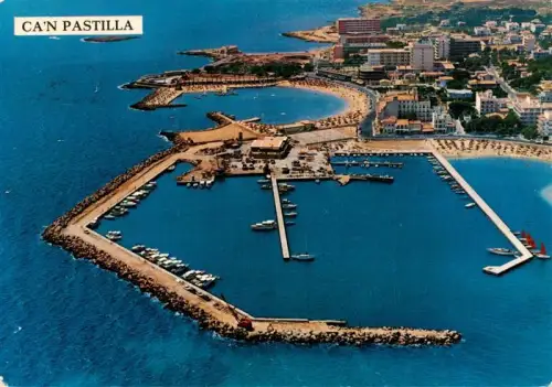 AK / Ansichtskarte Can Pastilla Palma de Mallorca ES Fliegeraufnahme Hafen Strand Boote Hotels Kueste Mole Strand-Liegen