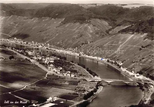 AK / Ansichtskarte Zell Mosel Rheinland-Pfalz Mosel Weinberge Bruecke Fliegeraufnahme Fluss Altstadt Haenge