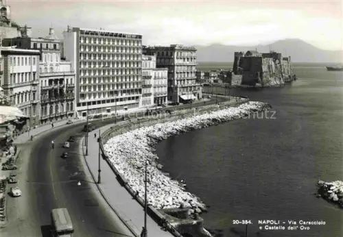 AK / Ansichtskarte NAPOLI Neapel Naples IT Via-Caracciolo Castello-dell Ovo Meer Strandpromenade Hochhaeuser Bucht Vesuv