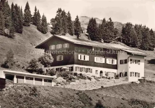 AK / Ansichtskarte Hirschegg Kleinwalsertal Vorarlberg AT Erholungsheim-Berghalde Kleinwalsertal Berggasthof Wald Alpen