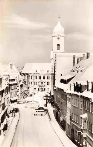 AK / Ansichtskarte Kaufbeuren Allgaeu Marktplatz Kirche Brunnen Schnee Winter Autos Haeuser