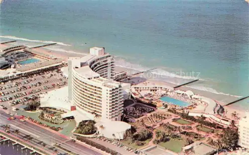AK / Ansichtskarte Miami Beach Florida USA Fontainebleau-Hotel Luftaufnahme Strand Pool Meer Parkplatz Palmen