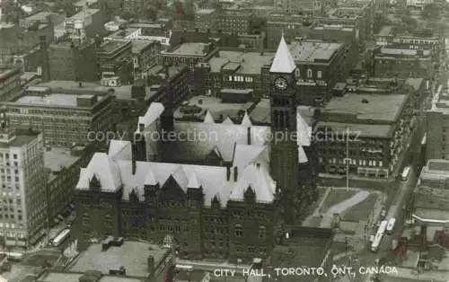 AK / Ansichtskarte TORONTO Ontario Canada City-Hall Rathaus Uhrenturm Luftbild Innenstadt Strassen Busse Altbau