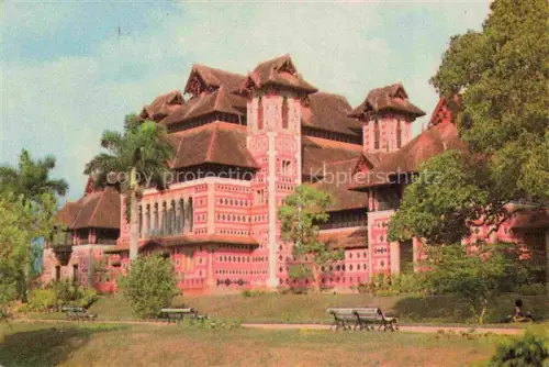 AK / Ansichtskarte Trivandrum Kerala India Museum Napier-Museum Palmen Park Baenke Rotgebaeude Architektur Kerala-Stil Dachgiebel