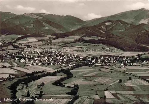 AK / Ansichtskarte Kirchzarten Breisgau-Hochschwarzwald BW Luftkurort Schwarzwald Fliegeraufnahme Tal Wiesen Felder Berge Wald Dorf