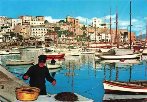 AK / Ansichtskarte Piraeus Piraeus Piree Pireus Pireo Greece Koumoundourou-Bucht Fischerboote Hafen Fischer Segelboote Altstadt