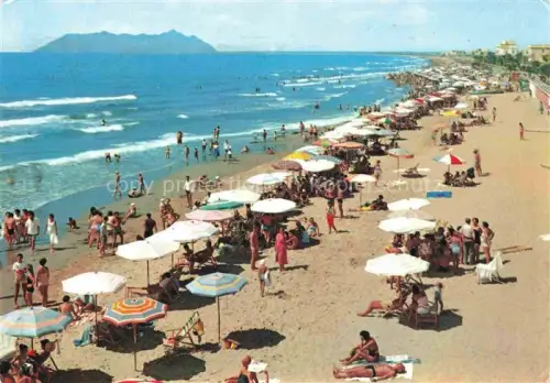 AK / Ansichtskarte Terracina Lazio IT Spiaggia Strand Sonnenschirme Badegaeste Meer Kueste Berg