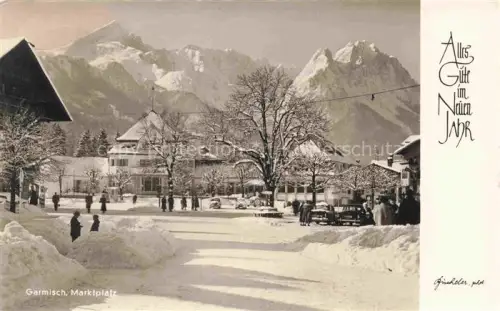 AK / Ansichtskarte GARMISCH-PARTENKIRCHEN Bayern Marktplatz Winter Schnee Berge Zugspitze Passanten Baeume Neujahrskarte