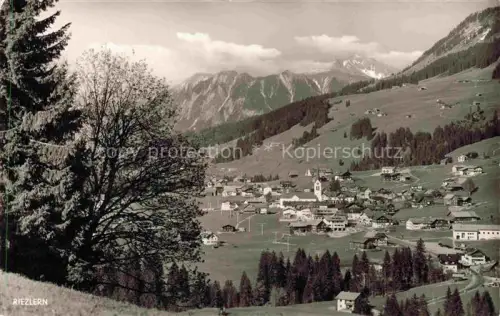 AK / Ansichtskarte Riezlern Kleinwalsertal Vorarlberg AT Kleines-Walsertal Bergpanorama Dorf Kirche Wiesen Wald Alpen