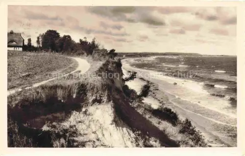 AK / Ansichtskarte Hohwacht Ostseebad Schleswig-Holstein Steilkueste Ostsee Strand Reetdachhaus Weg Wellen Wolken