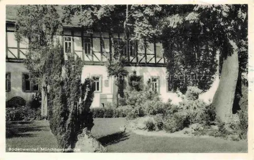 AK / Ansichtskarte Bodenwerder Muenchhausenhaus Fachwerkhaus Garten Baeume Park