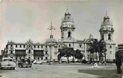AK / Ansichtskarte LIMA  Peru Kathedrale Palacio-Arzobispal Erzbischoeflicher-Palast Plaza-Mayor Tuerme Autos