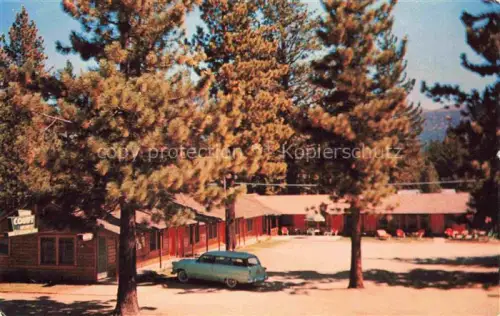 AK / Ansichtskarte Al Tahoe Lake Tahoe California USA Sierra-Court Motel Kiefern Parkplatz Kombi-Auto Ferienanlage Holzhuetten Liegestuehle Berge