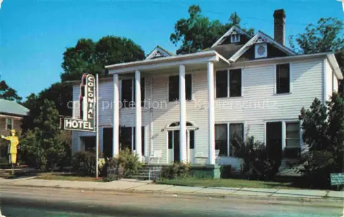 AK / Ansichtskarte Blountstown Florida USA Colonial-Hotel Holzhaus Saeulen Neonschild Buergersteig Baeume Veranda Schaukelstuehle