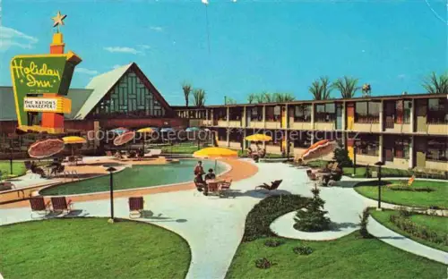 AK / Ansichtskarte MONTREAL  QUEBEC Canada Holiday-Inn Cote-de-Liesse Hotel Swimmingpool Sonnenschirme Liegestuehle Innenhof Rasen Neonschild