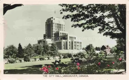 AK / Ansichtskarte VANCOUVER BC Canada City-Hall Rathaus Parkanlage Rosen Baeume Rasen Art-déco Hochhaus Fahnenmasten