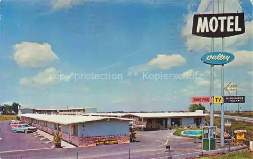 AK / Ansichtskarte Chowchilla California USA Valley-Motel Neonschild Swimmingpool Parkplatz Motelzeile Strasse Highway-99 Auto Eingeschossig