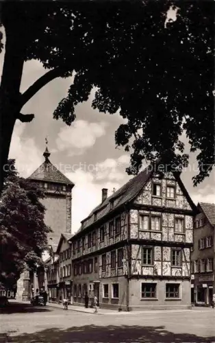 AK / Ansichtskarte Achalm REUTLINGEN BW Tuebinger-Tor Turm Fachwerkhaus Stadttor Passanten Baum Altstadt