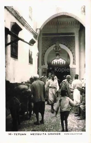 AK / Ansichtskarte Tetuan Tetouan Maroc Mezquita-Grande Moschee Gasse Passanten Esel Mauren Mosaik Hufeisenbogen