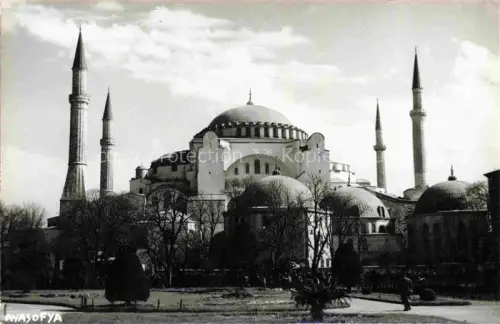AK / Ansichtskarte Aya Sofya Hagia Sophia Istanbul Constantinopel TK Ayasofya Hagia-Sophia Kuppel Minarett Park Baeume