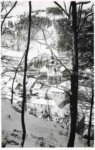 AK / Ansichtskarte Bad Berneck Bad-Berneck Winter Schnee Ortschaft Kirchturm Baeume Wald Fichtelgebirge