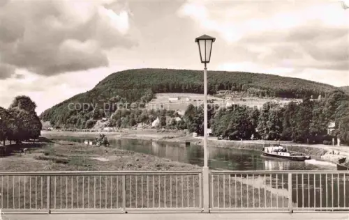 AK / Ansichtskarte Hoexter Weser NRW Weser Jugendherberge Wilhelmshoehe Fluss Huegel Binnenschiff Brueckengelaender Baeume