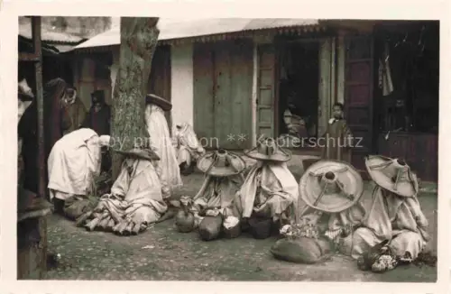AK / Ansichtskarte Tetuan Tetouan Maroc Vendedoras-Moras Marokkanerinnen Markt Strohhut Tracht Koerbe Strasse