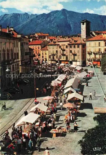 AK / Ansichtskarte LOCARNO Lago Maggiore TI Piazza-Grande Markt Marktstaende Turm Berge Lago-Maggiore Haendler